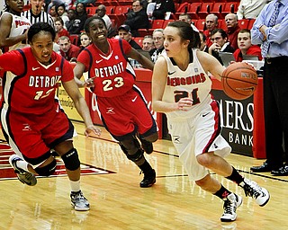 MADELYN P. HASTINGS | THE VINDICATOR
Youngstown's Liz Hornberger (21) dribbles the ball down the court while Detroit's Demeisha Fambro (12) and Senee Shearer (23) try to keep up during the second half of the game at the Beeghly Center on February 7, 2012. The Penguins beat the Titans 58-53.