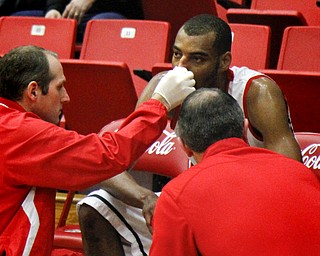 MADELYN P. HASTINGS | THE VINDICATOR
Youngstown State's Damian Eargle (21) takes a hit and suffers from a bloody nose on the court during triple overtime. He had to sit out the rest of the game. The Flames beat the Penguins 88-83 in triple overtime.