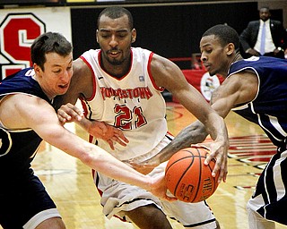 MADELYN P. HASTINGS | THE VINDICATOR
Youngstown State's Damian Eargle (21) dribbles the ball down the court while UIC's Hayden Humes (13) and Daniel Barns (1) defend during the second half of their game at the Beeghly Center on February 10, 2013. The Flames beat the Penguins 88-83 in triple overtime.