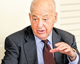 Dr. Cyril Wecht, a forensic pathologist who has been a consultant in high-profile cases such as John F. Kennedy
and Martin Luther King Jr., speaks at Beeghly Center as part of the YSU Alumni Lecture Series.