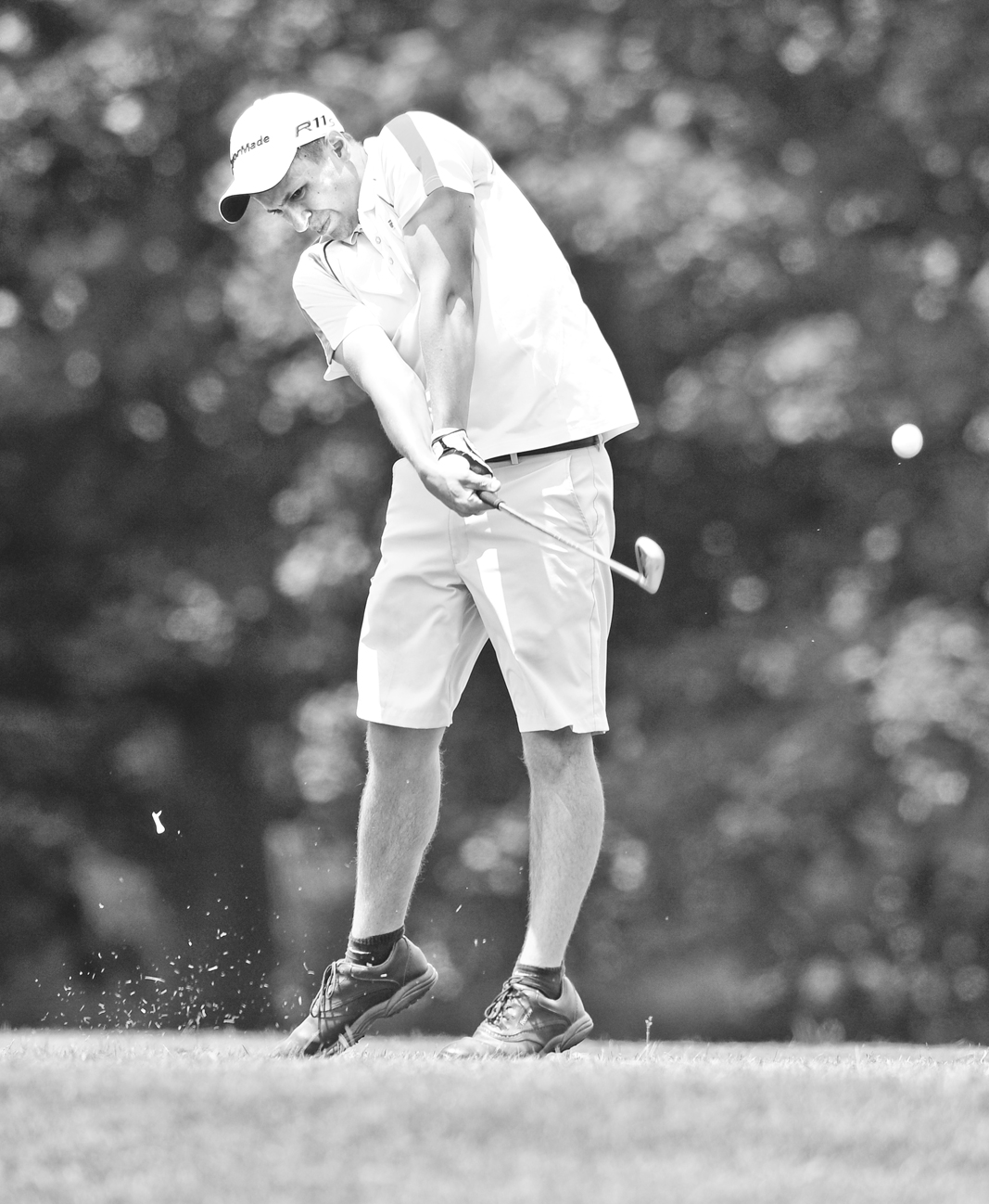 Matthew Popovich tees off on the 18th hole at the Salem Golf Club Monday afternoon.
