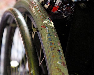 MADELYN P. HASTINGS | THE VINDICATOR
Jeff Sanders uses his wheelchair to make a painting. He will sell it in a couple of months and donate money to the Warren Family Mission. He’s a recovering addict himself and has been staying at the mission.