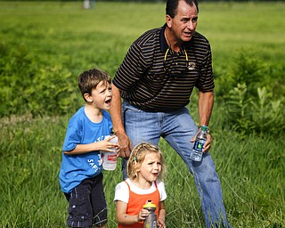 MADELYN P. HASTINGS | THE VINDICATOR
Twins of Cuyahoga Falls, Price and Hazel Chernosky, 5, cheer on their mom with a family friend, Frank Strang of McDonald.