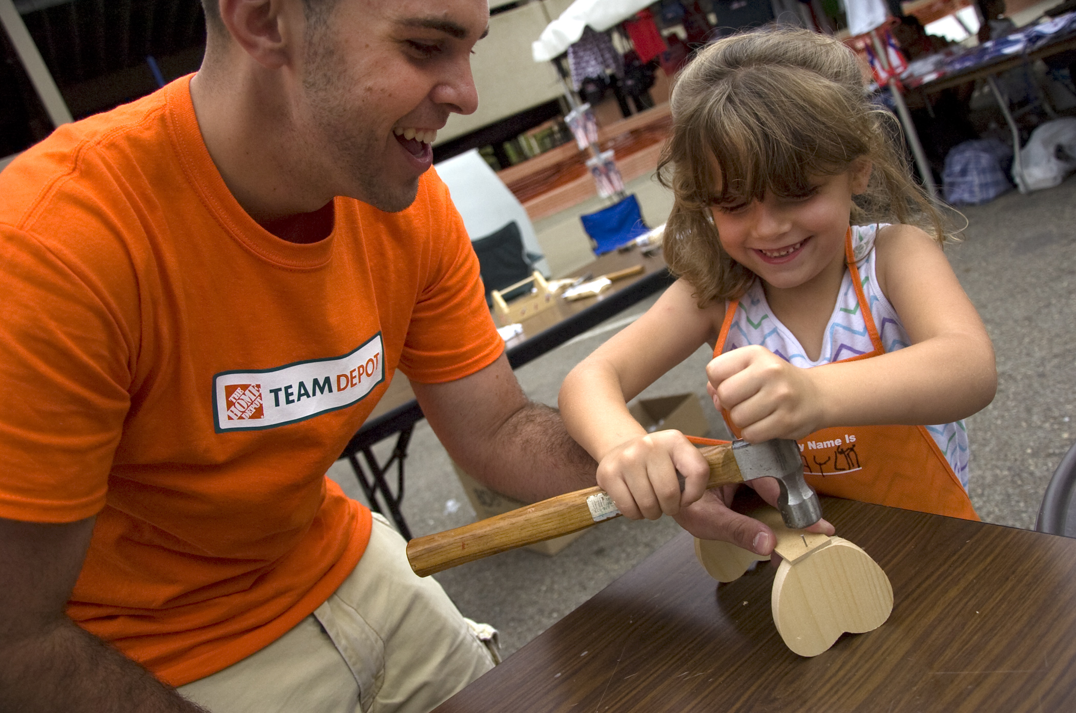 Kelli Cardinal/The Vindicator
John Farris, from Poland, helps Raylyn (ok) Mercer, 5, from Campbell, make a heart basket Sunday in the Home Depot workshop for kids during the Spanish Heritage Festival in downtown Youngstown.