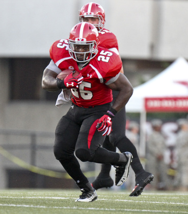 William D Lewis The Vindicator  YSU's Torrian Pace(25) scampers for yardage during 1rst half action agaisnt Dayton Thursday 8-28-13.