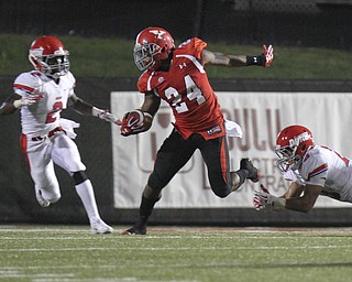 William D Lewis The Vindicator YSU's Jamarious Boatwright(24) scampers for yardage past Dayton's Gary Hunter(2) and Connor Cascor(23)during 1rst half action agaisnt Dayton Thursday 8-28-13.