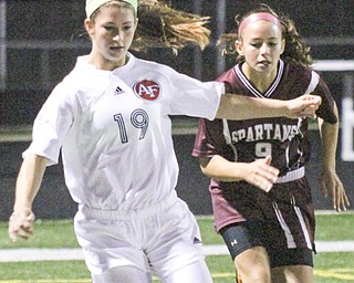 Fitch’s Lauren Bower (19) moves the ball upfield as Boardman’s Payton Bryant defends during Monday’s game at
Fitch High School.