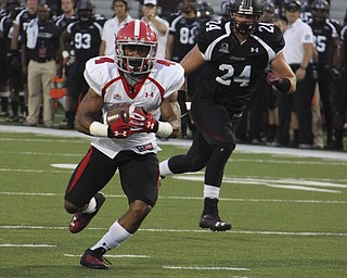 Youngstown State's Andre Stubbs (4) looks toward the endzone after catching a pass during the first quarter of Saturday's matchup at Southern Illinois in Carbondale Illinois. Dustin Livesay | The Vindicator 9/28/13 Carbondale Illinois.