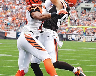 Browns tight end Jordan Cameron pulls in a 2-yard touchdown pass against Bengals strong safety Taylor Mays during the first quarter of Sunday’s NFL game in Cleveland. The Browns’ 17-6 win puts them in a three-way tie for first with Cincinnati and Baltimore.