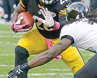 Ravens cornerback Lardarius Webb tries to stop Steelers running back Le’Veon Bell during Sunday’s game at Heinz Field in Pittsburgh. Bell ran for a season-high 93 yards on 19 carries in Pittsburgh’s 19-16 win over Baltimore.