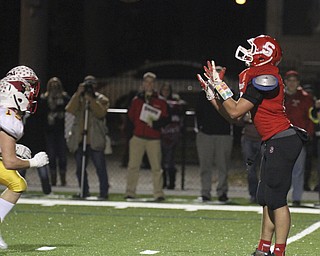 William D Lewis The Vindicator Struthers Austin Yemma(18) catches a short pass in hte endzone to score during 1rst half playoff action Friday in Niles.