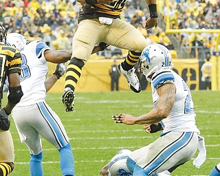 Steelers RB Le’Veon Bell leaps for more yardage as he tries to evade Lions defenders, including strong safety
Glover Quin (27), during Sunday’s game at Heinz Field in Pittsburgh. The Steelers, down 27-23 late in the fourth,
scored two touchdowns in the final five minutes to vault over the Lions, 37-27.