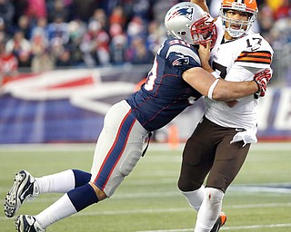 New England Patriots defensive end Rob Ninkovich (50) wraps up Cleveland Browns quarterback Jason Campbell in the fourth quarter of a game Sunday in Foxborough, Mass. The Patriots won 27-26.