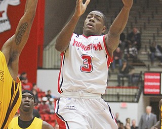Youngstown State’s Kendrick Perry goes in for a layup during a game against Bethune-Cookman on Tuesday at
Beeghly Center.