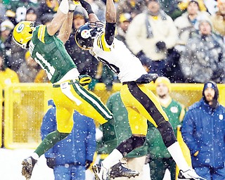 The Steelers’ Cortez Allen breaks up a pass intended for the Packers’ Jarrett Boykin during the first half of their NFL game Sunday in Green Bay, Wis. The Steelers held off the Packers to win 38-31 on a touchdown run by Le’Veon Bell with 1:25 to play.