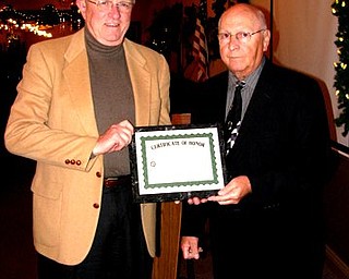 SPECIAL TO THE VINDICATOR
The Men’s Garden Club of Youngstown met recently for its annual Christmas awards dinner. Art Roden, left, received a certificate of honor from awards committee member John Kolar.