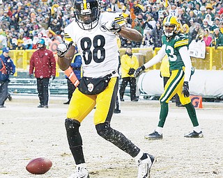 Steelers receiver Emmanuel Sanders celebrates his touchdown catch in front of the Packers’ M.D. Jennings during the first half of their game Sunday in Green Bay, Wis.