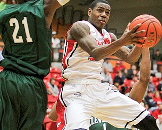 Youngstown State’s Kendrick Perry goes up for a layup against Cleveland State’s Marlin Mason (21) during a
game Monday at Beeghly Center.