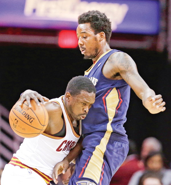 The Cavaliers’ Luol Deng, left, drives around the Pelicans’ Al-Farouq Aminu during the first quarter of their
NBA game, Tuesday at Quicken Loans Arena in Cleveland. Cleveland fell to New Orleans, 100-89. Deng, who
has been slowed by an injured Achillies, scored only six points.