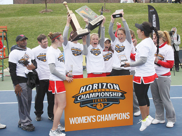 Members of Youngstown State’s women’s tennis team hold up their Horizon League championship trophies
following Sunday’s match in Ann Arbor, Mich. The Penguins defeated Cleveland State 4-2 in the final.