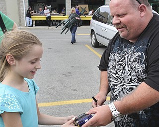 william D. Lewis The Vindicator  Fat and Furious cast member Chuck Kountz signs an autograph for Alyssa Cervone, 10, of Berlin Center during a car show at Quaker Steak and Lube in Boardman.