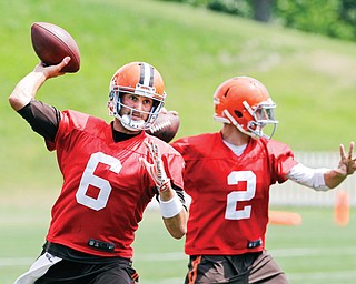 Browns starting quarterback Brian Hoyer (6) passes with backup Johnny Manziel (2) during Wednesday’s practice in Berea. Hoyer will start the team’s regular-season opener in Pittsburgh against the Steelers.