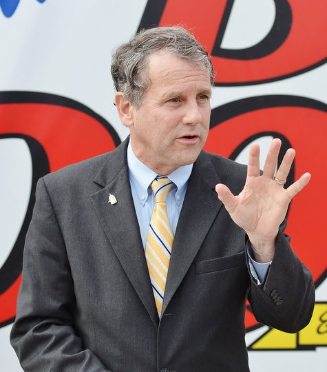 Jeff Lange | The Vindicator  Senator Sherrod Brown speaks during the ceremony held at Texas Big Dog in Warren prior to awarding Thomas Ducharme with 10 medals for his service in the military during the Vietnam War.