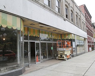        ROBERT K. YOSAY  | THE VINDICATOR...Warrens' TECH belt energy innovation center on  courthouse square, right  next door to the Wean Foundation offices..the old Kresge'  business...-30-