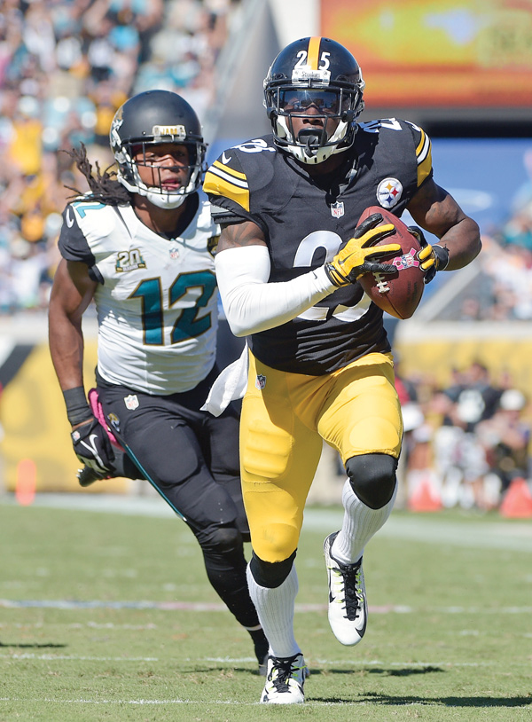 Steelers cornerback Brice McCain intercepts a pass in front of Jaguars wide receiver Mike Brown and returns
it 22 yards for a touchdown in the second half of Sunday’s game in Jacksonville, Fla. The Steelers defeated the Jaguars, 17-9.