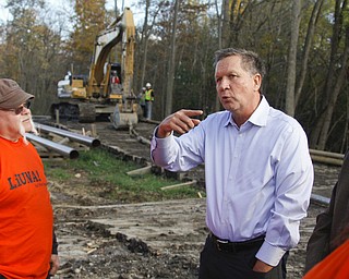        ROBERT K. YOSAY  | THE VINDICATOR..Bob Chatterson of LOCAL 125  tells the governor how the pipe installation is taking place as his crew is working on the pipeline..The Ohio LaborersÕ District Council endorsed Gov. John Kasich and Lt. Gov. Mary Taylor in Boardman Thursday afternoon. The endorsement took place at a transmission line site on Market Street with members of the Ohio Laborers Local 125 in attendance.-30-