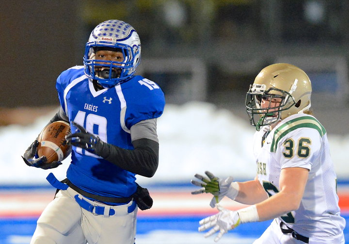 Jeff Lange | The Vindicator  Hubbard's Isaiah Scott (19) runs past SVSM's Patrick Oliverio during early first quarter action in their regional final matchup in Ravenna, Friday night.