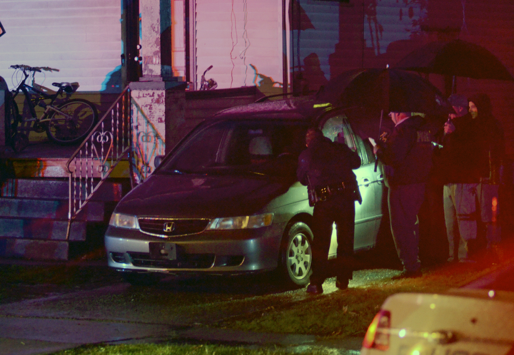 Katie Rickman | The Vindicator .Officials survey the scene of a suspected homicide on the 700 block of Lexington Avenue in Youngstown Sunday night.