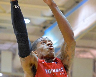 Jeff Lange | The Vindicator  Youngstown's Shawn Amiker looks to the basket as he goes for a layup in the second half, Tuesday evening in Moon, PA.