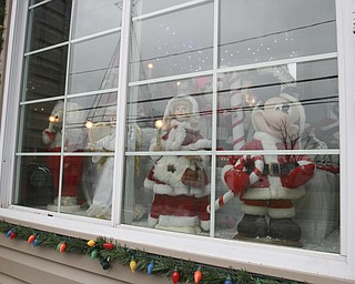 William D. Lewis the Vindicator  Animated window display at home of Jenn Rogers/Chuck Dressel in Youngstown.