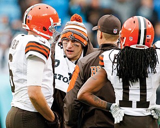 Browns quarterbacks Johnny Manziel and Brian Hoyer confer during Sunday’s game against the Panthers in Charlotte, N.C. With Manziel out for the season and Hoyer hurt, the Browns may have to go with undrafted third-string rookie Connor Shaw in Sunday’s game against the Ravens.