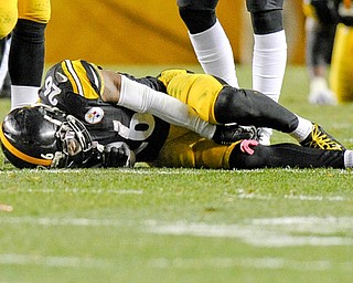 Pittsburgh Steelers running back Le’Veon Bell lies on the field after being injured in the third quarter of a game Sunday against the Cincinnati Bengals in Pittsburgh.