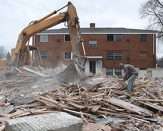 William d Lewis the vindicator  Workers from Walters Paving of Warren demolish apartment buildings on Cololnial in Liberty 12-29-14