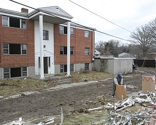 William d Lewis the vindicator  Workers from Walters Paving of Warren demolish apartment buildings on Cololnial in Liberty 12-29-14
