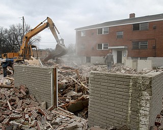 William d Lewis the vindicator  Workers from Walters Paving of Warren demolish apartment buildings on Cololnial in Liberty 12-29-14