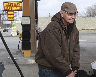 William D. Lewis The Vindicator Neil Rauchfush of Youngstown fills up at Gateway GasMart on Market St in Youngstown,  12/29/14.