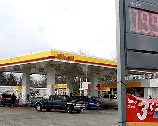 William D. Lewis The Vindicator Motorists fill up atShell on Market St in Youngstown,  12/29/14.
