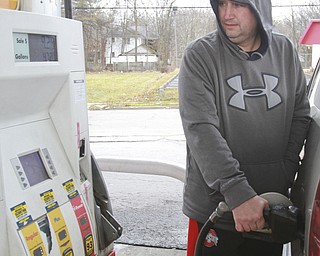 William D. Lewis The Vindicator Damon Petrich of Boardman fills up atShell on Market St in Youngstown,  12/29/14.
