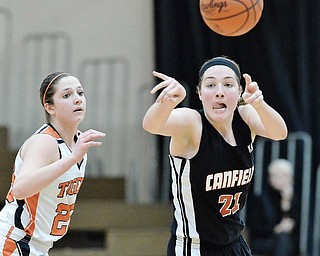 Jeff Lange | The Vindicator  Canfield's Rachel Tinkey (21) makes a pass to a teammate in front of Howland's Sara Price during fourth quarter action of Saturday afternoon's game in Howland.