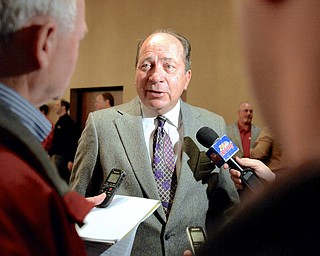 Jeff Lange | The Vindicator  Former Major League Baseball catcher for the Cincinnati Reds and National Baseball Hall of Fame member Johnny Bench answers some questions for the media prior to the start of the YSU baseball breakfast held at the Maronite Center, Saturday morning.