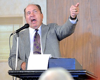 Jeff Lange | The Vindicator  Former Major League Baseball catcher for the Cincinnati Reds and National Baseball Hall of Fame member Johnny Bench tells of the parade held in his honor as he speaks to a large crowd during the YSU baseball breakfast at the Maronite Center, Saturday morning.