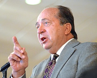 Jeff Lange | The Vindicator  Former Major League Baseball catcher for the Cincinnati Reds and National Baseball Hall of Fame member Johnny Bench looks to the team players as he describes what it takes to be successful in life, Saturday morning at the Maronite Center during the YSU baseball breakfast.