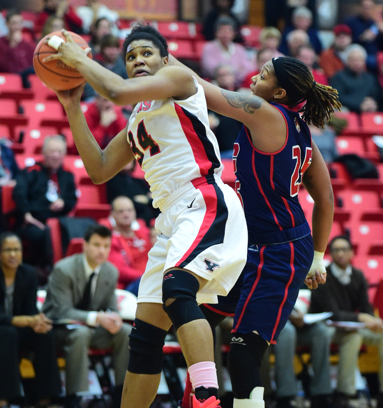 YOUNGSTOWN, OHIO - FEBRUARY 7, 2015: Latisha Walker #34 of YSU looks to the basket while being tightly guarded by Kendyl Nunn #25 of UIC during the 1st half of their game at Beeghly Center Saturday afternoon. (photo by David Dermer/Youngstown Vindicator)