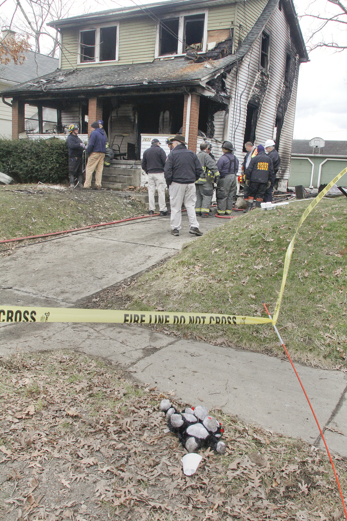        ROBERT K. YOSAY  | THE VINDICATOR..YFD, Mahoning Valley Arson Task Force, YPD detectives and State Fire Marshalls office as they investigated a fatal fire that killed Two grandparents and their 11 year old grandaughter.