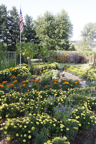        ROBERT K. YOSAY  | THE VINDICATOR...19th and final garden tour at Rodney and Kay TothÕs. they have spectacular display and unique gardens including a gourd tunnel and dahlias, which he is known for ..