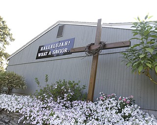        ROBERT K. YOSAY  | THE VINDICATOR...19th and final garden tour at Rodney and Kay TothÕs. they have spectacular display and unique gardens including a gourd tunnel and dahlias, which he is known for ..